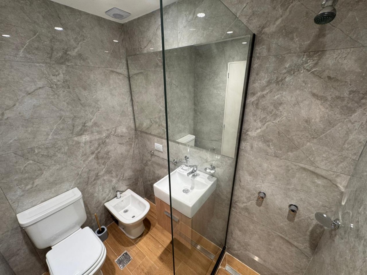 departamento monoambiente contrafrente con patio impecable estado