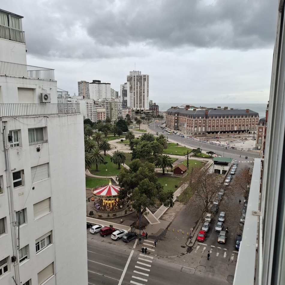 Departamento ambiente y medio en impecable estado hermosa vista a plaza colon