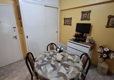 Departamento ambiente y medio en impecable estado hermosa vista a plaza colon